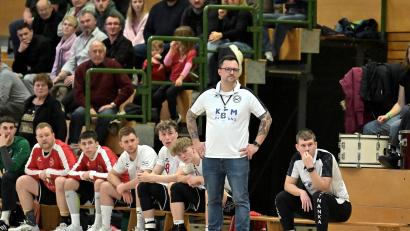 Archivbild: Hubert Ziegler
Michael Klose (stehend), Trainer HC Sulzbach-Rosenberg, bereitet seine Akteure auf das Heimspiel gegen den TV Wackersdorf vor.