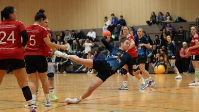 Bild: Dieter Jäschke
Die Weidenerin Vanessa Szameitat (rechts) beim Wurf auf das Tor der SG Frankenpower. Die HSG unterlag den Gästen mit 21:28 klar.