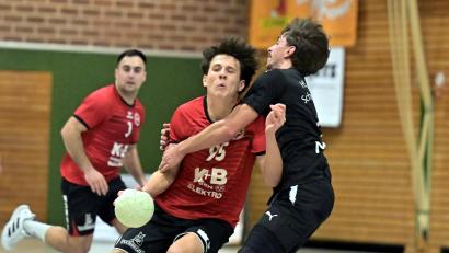 Bild: Hubert Ziegler
Jonas Ruhland (Mitte) vom HC Sulzbach-Rosenberg wird in dieser Szene von Moritz Müller (rechts) von der HSG Nabburg/Schwarzenfeld attackiert.