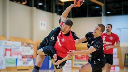 Bild: gud
Maximilian Fütterer (am Ball) war mit sieben Treffern bester Torschütze des HV Oberviechtach gegen den TV Erlangen-Bruck II.