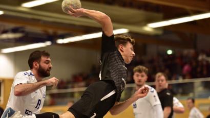 Bild: mhs
So zielstrebig und angriffslustig wie hier Johannes Ziereis präsentierten sich die HSG-Handballer in Roding zu selten.