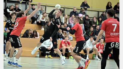 Bild: Hubert Ziegler
Julian Schaller (am Ball) von der HG Amberg kann sich in dieser Situation gegen zwei Rodinger Gegenspieler am Kreis durchsetzen.