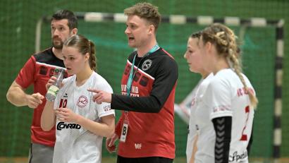 Bild: Hubert Ziegler
Trainer Martin Feldbauer (Dritter von rechts) und die Damen des HC Sulzbach stehen am Sonntag vor dem ersten Heimspiel in der Regionalliga. Der Coach spricht über Erwartungen und warum er schon weiter vorausschaut.