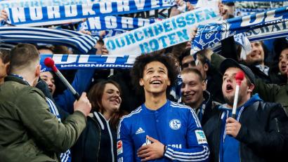 Bild: picture alliance / dpa
Zehn Jahre her: Leroy Sané lässt sich nach einem Schalker Heimsieg von den Fans feiern.