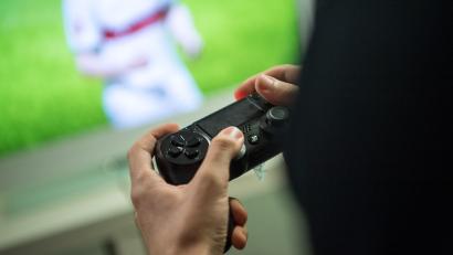 Symbolbild: Sebastian Gollnow/dpa
Jemand hat sich auf Kosten einer Schwandorferin im Playstation-Store bedient - für knapp 450 Euro.