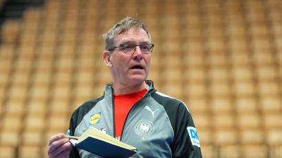 Bild: Soeren Stache/dpa
Schaulaufen für die EM: Bundestrainer Gislason wird in den Testspielen ganz genau hingucken. (Archivbild)