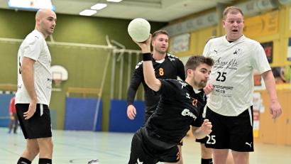 Bild: Hubert Ziegler
In allen belangen überlegen: Sebastian Eiglsperger (Mitte) von der HG Amberg kommt in dieser Szene am Kreis frei zum Wurf, beobachtet von den HSG-Akteuren Christian Held (rechts) und Christian Meier (links)Amberg siegte mit 39:20.