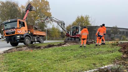 Bild: mma
Mit großem Gerät arbeitet der Hahnbacher Bauhof am Ortseingang.