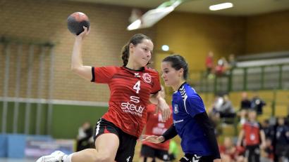 Archivbild: Hubert Ziegler
Sophie Dirscherl (links) kehrt nach einem Auslandssemester in den Kader des HC Sulzbach zurück.