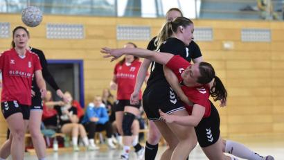 Bild: mhs
Verena Luley (rechts) hat ihre Karriere bei der HSG Nabburg/Schwarzenfeld beendet, Anna Stubenvoll (links) geht weiter auf Torejagd Am Samstag starten die Handballerinnen aus Nabburg und Schwarzenfeld mit einem Heimspiel gegen Pleichach in die neue Saison.