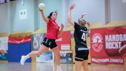 Bild: Günter Uschold
HSG-Spielerin Anna Stubenvoll (links) war oft nicht zu stoppen. Hier probiert es die Oberviechtacherin Susanne Hauser (rechts).
