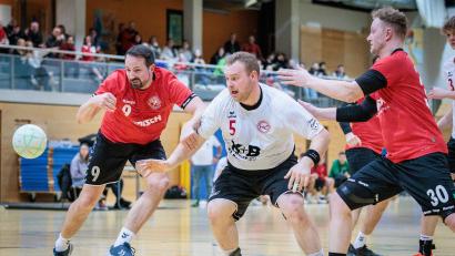 Bild: Guenter Uschold
Tommy Weiß vom HC Sulzbach (weißes Trikot) im Kampf um den Ball. Im Duell der HV Oberviechtach gegen den HC Sulzbach setzte sich der Aufstiegsaspirant aus Sulzbach mit 32:38 durch.