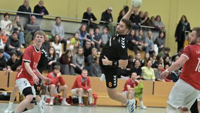 Archivbild: Hubert Ziegler
Jonas Rohrbach von der HG Amberg beim Torwurf. Für die Amberger Handballer geht es am kommenden Wochenende gegen den TV Erlangen-Bruck II.