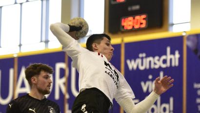 Bild: ham
Luca Schneider (am Ball) und der HC Sulzbach waren für die HSG Nabburg-Schwarzenfeld (im Bild Jonas Birner) eine Nummer zu groß.