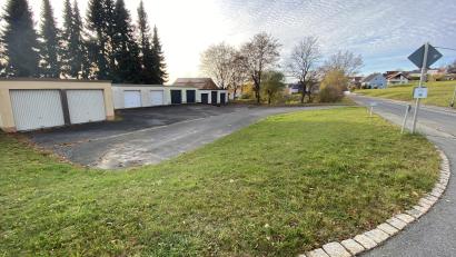 Bild: Josef Glas
Um Oberflächenwasser von der Kreisstraße zu vermeiden, soll der Bordstein angehoben und die Zufahrt von der "Pilchauer Straße" her verlegt werden. Eine Entsiegelung des Vorplatzes vermeidet ebenfalls unkontrollierten Wassereintrag.