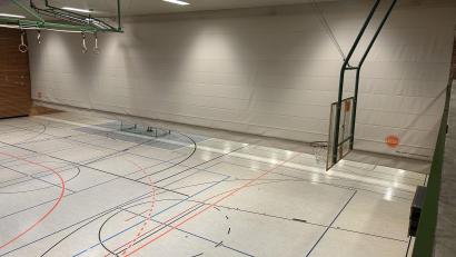 Bild: Florian Zippe
Da hängt sie und lässt sich nicht mehr nach oben fahren. Wegen eines technischen Defekt an einer Trennwand (im Hintergrund) ist die Krötenseehalle in Sulzbach am Wochenende nicht bespielbar.