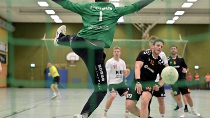 Bild: Hubert Ziegler
Ahmed Arrak (dunkles Trikot) und die HG Amberg empfangen die SG Regensburg II.