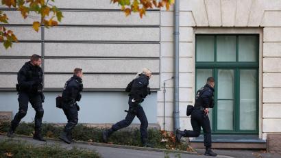 Symbolbild: Jan Woitas/dpa
Einsatzkräfte nähern sich bei einer simulierten Amok-Lage an ein Gymnasium an. Während der Herbstferien probt die Polizei sogenannte lebensbedrohliche Einsatzlagen in ganz Bayern.