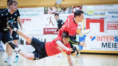 Bild: Guenter Uschold
Da kommen sich doch glatt Michael Fleischer und Jannik Uschold bei einem Angriff am Kreis in die Quere. Im Heimspiel gegen Regensburg II wollen die Oberviechtacher Handballer nicht ganz so hektisch agieren.