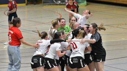 Bild: Hubert Ziegler
Grenzenloser Jubel herrschte bei den Handballdamen des HC Sulzbach-Rosenberg nach dem entscheidenden Tor durch Paula Eckert per Siebenmeter.