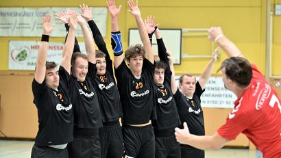 Bild: Hubert Ziegler
Hoch die Hände, Jahresende: Im letzten Spiel des Jahres empfangen die Handballer der HG Amberg (schwarze Trikots) den HC Forchheim.