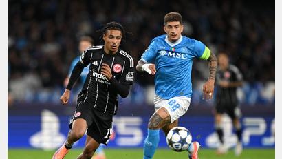 Bild: Arne Dedert/dpa
Eintracht Frankfurt um Jean-Mattéo Bahoya (l) kam offensiv in der ersten Hälfte gegen die SSC Neapel überhaupt nicht zur Geltung.