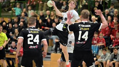 Bild: Hubert Ziegler
Luca Dewald (Mitte) vom HC Sulzbach-Rosenberg kann sich in dieser Szene aus dem Rückraum in Szene setzen. Dennoch verlor der HC das Spitzenspiel gegen Forchheim.