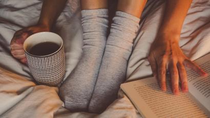 Symbolbild: luili – stock.adobe.com
Mal wieder in Ruhe ein Buch lesen, auch das funktioniert im Bett bestens.