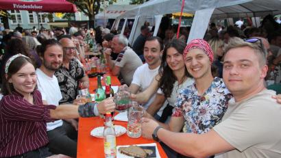 Bild: Konrad Rosner
Ein Prosit auf die Gemütlichkeit – egal ob mit Wein, Bier oder Limo.