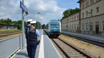 Symbolbild: Bundespolizei 
Eine Streife der Bundespolizei wartet am Bahnsteig.