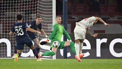Bild: Federico Gambarini/dpa
Luis Díaz (r) erzielt das frühe 1:0 für Bayern.
