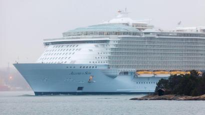 Bild: Vesa - MattiVaara/epa/dpa
Die 66-Jährige war auf der „Allure of the Seas“ der Reederei Royal Caribbean von ihrem Balkon gestürzt. (Archivbild)
