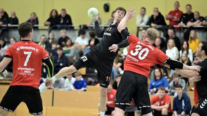 Bild: Hubert Ziegler
Julian Schaller (am Ball) von der HG Amberg kann in dieser Szene aus dem Rückraum ein Tor für seine Mannschaft erzielen. Mannschaftskollege Ahmed Arrak (rechts) beobachtet die Aktion, während die Oberviechtacher Jannik Uschold und Patrick Schießl (rote Trikots, von links) keine Abwehrchance haben.