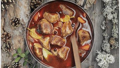 Bild: Antonia und Alexander Feig
Ein Blick ins neue Buch: Wildschwein-Gulasch in Schwarzbiersoße.