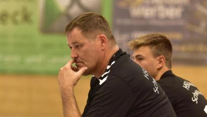 Bild: ham
Kein guter Tag für Christian Rohrbach. Der Trainer der HSG Nabburg/Schwarzenfeld zuletzt bei der klaren Niederlage gegen seinen langjährigen früheren Klub HC Sulzbach.