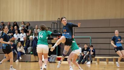 Bild: Dieter Jäschke
Jasmin Häring setzt sich am Kreis durch: Die HSG Weiden landete gegen die SG Rohr/Pavelsbach einen Pflichtsieg.