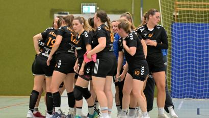 Archivbild: Hubert Ziegler
Die Handballerinnen der HG Amberg stimmen sich auf das Spiel ein. Sie sind zu Gast beim TV Altdorf.