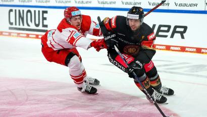 Bild: Christian Kolbert/dpa
Nationalstürmer Tobias Rieder (r) fehlt verletzt beim Deutschland Cup in Landshut. (Archivbild)
