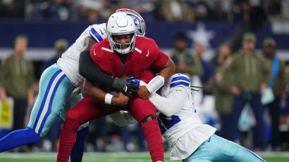 Bild: Julio Cortez/AP/dpa
Quarterback Jacoby Brissett (M) führte die Cardinals zu einem unerwarteten Sieg.