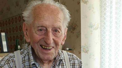 Bild: Sebastian Striebich/ZVW/dpa
Karl Haidle sitzt an seinem 104. Geburtstag an einem Tisch und liest Zeitung.