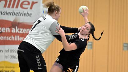 Bild: Hubert Ziegler
Martina Kardos (rechts) von der HG Amberg wird in dieser Szene von Maria Schlosser (links) von der HSG Weiden nicht garade zimperlich am Kreis in Empfang genommen.