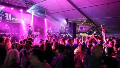 Bild: Jessica Pflug
Für einen stimmungsvollen Auftritt sorgten d `Urwaidler am Freitag beim 38. Handballfest in Oberviechtach.