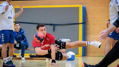 Bild: Guenter Uschold
Jannik Uschold (Mitte) und die Handballer des HV Oberviechtach sind beim TV Altdorf zu Gast.