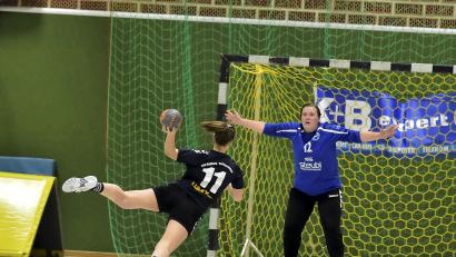 Archivbild: Hubert Ziegler
Torhüterin Annika Senger (rechts/Szene aus einem früheren Spiel) war beim Relegations-Hinspiel beim HC Sulzbach wieder ein sicherer Rückhalt.