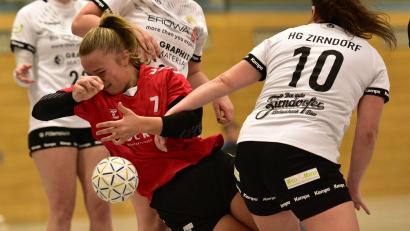 Bild: mhs
HSG-Akteurin Klaudia Mrveckova (rotes Trikot/Szene aus dem Spiel gegen Zirndorf) und ihre Teamkolleginnen besiegten den HC Sulzbach.