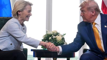 Bild: Jacquelyn Martin/AP/dpa
Beim Abschluss des Abkommens in Schottland strahlte EU-Kommissionspräsidentin Ursula von der Leyen. (Archivbild)