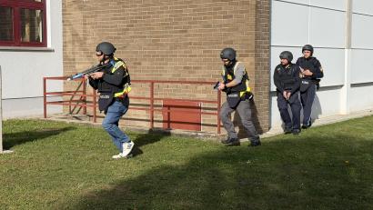 Bild: Polizeiinspektion Waldsassen
Einsatzkräfte der Polizei Waldsassen haben an der Mittelschule Waldsassen bei einem Übungstag den Ernstfall geprobt. Dabei galt es lebensbedrohliche Einsatzlagen zu bewältigen.