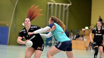 Archivbild: Hubert Ziegler
Martina Kardos (links/Szene aus einem früheren Spiel) verlor mit der HG Amberg beim TV Erlangen-Bruck.