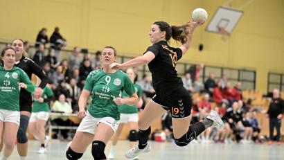 Bild: Hubert Ziegler
Julia Schmitt (rechts) von der HG Amberg kommt in dieser Szene am Kreis zum Wurf. Gegen die SG Regensburg hoffen die Amberger Handballerinnen auf eine kleine Überraschung.