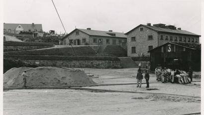 Bild: Niederländisches Institut für Kriegsdokumentation
Häftlinge bei der Arbeit im Steinbruchgelände, im Hintergrund Schmiede und Schlosserei, SS-Foto aus dem Jahr 1941.